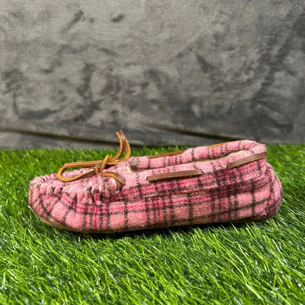 Minnetonka Cally Slipper Kids Size Twelve Pink Plaid Faux Fur Lined Moccasin